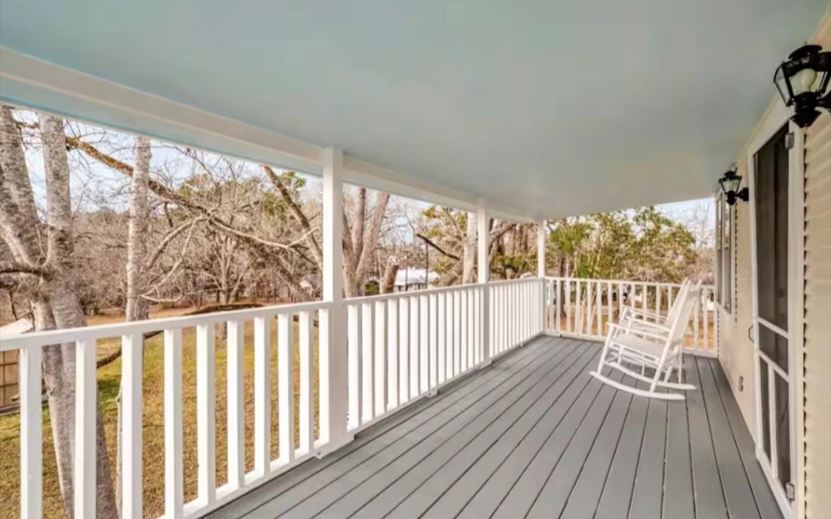 Stay near Pineywoods Vineyard - Luxe History Balcony