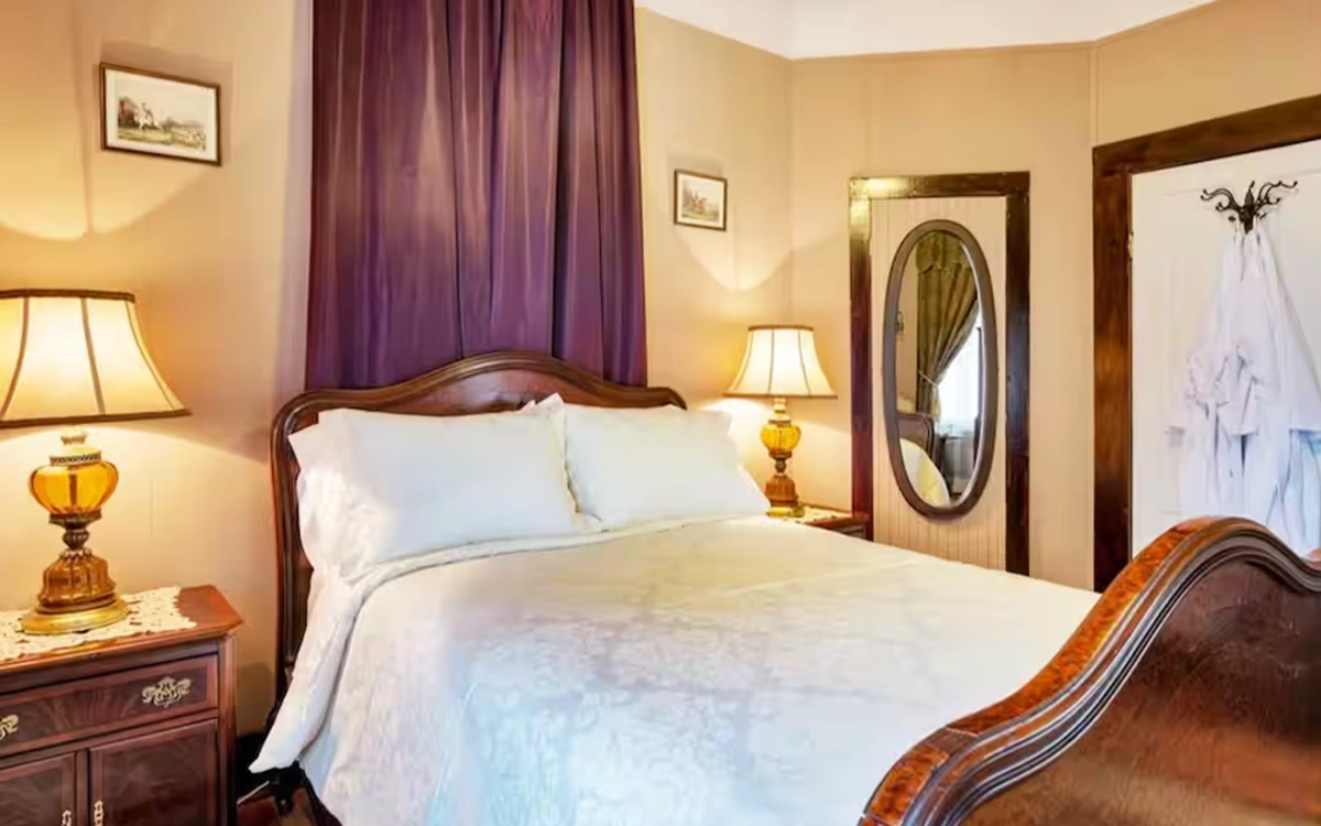 Stay near Pineywoods Vineyard - Luxe Private Room Getaway